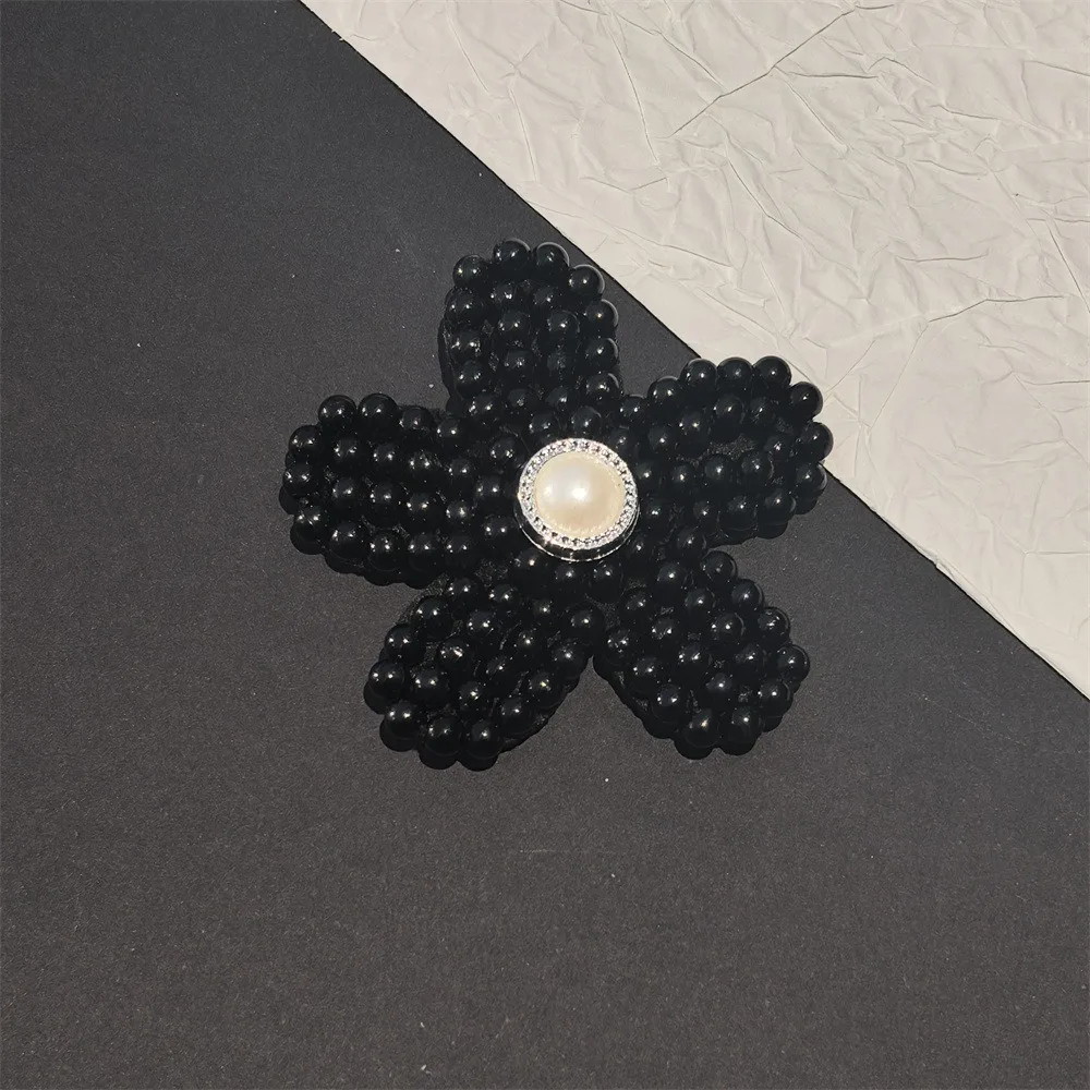 Perlenblumen-Schuhcharms-Set, Schwarz-Weiße Blumendekorationen mit Schleife & Strass, Elegante Schuhzubehörteile für Crocs Clogs – Detail 2
