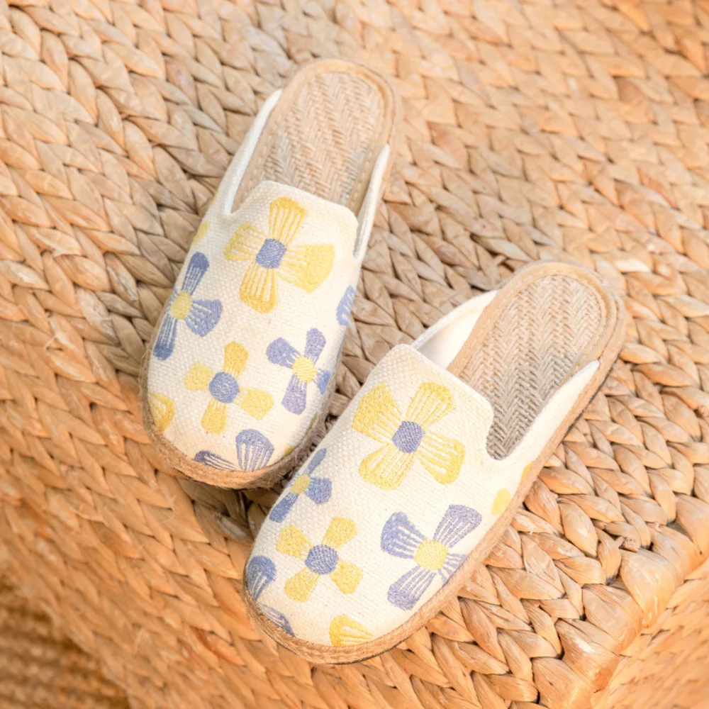 Veowalk Women Linen Cotton Fabric Embroidered Close Toe Flat Mules slipper Comfortable Summer Espadrilles Shoes Black Beige