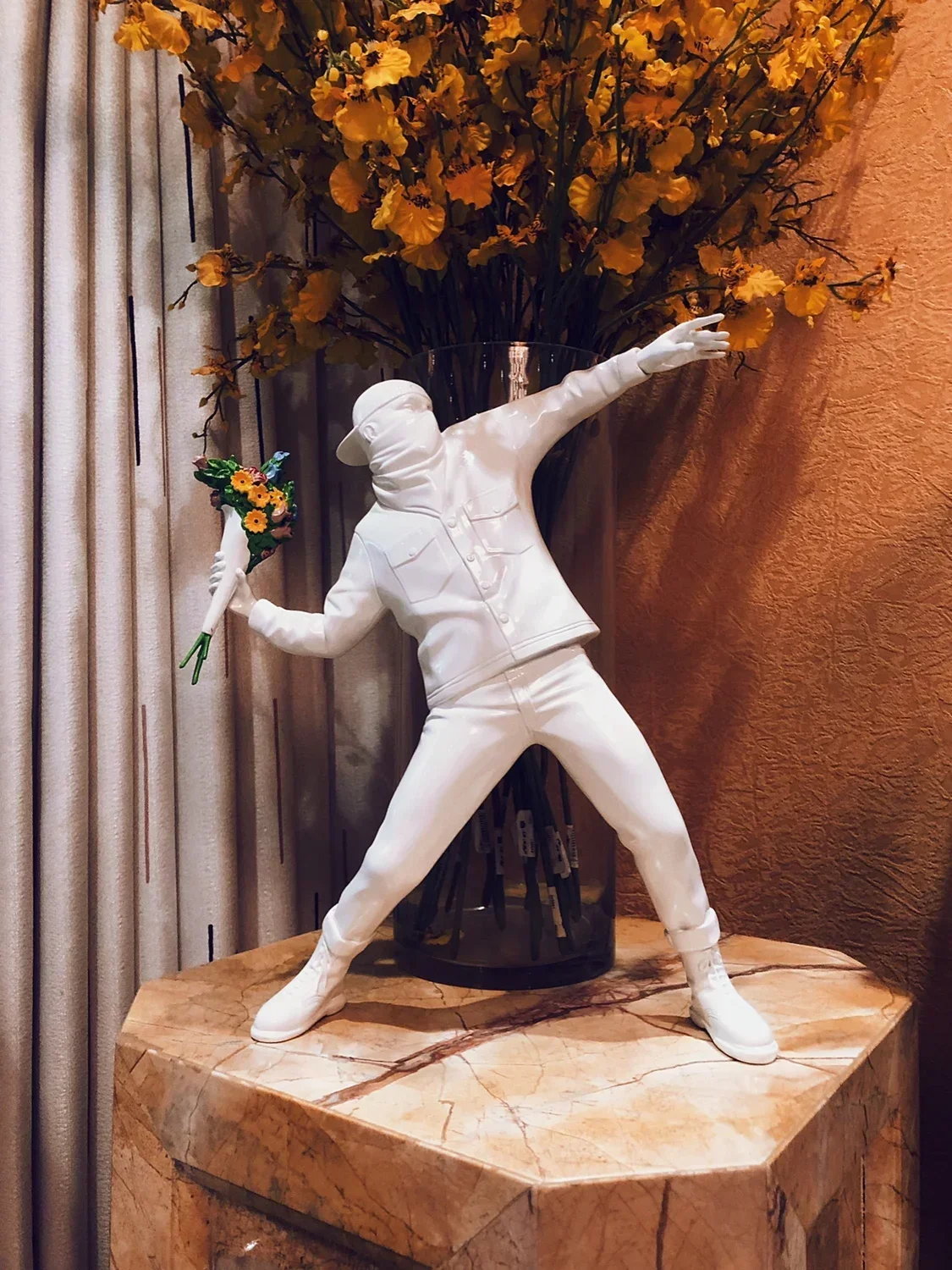 Crafts Flower Bomber Full-Length Portrait Street Art Throwing Flowers People Statue Decoration Action Figure Collection model