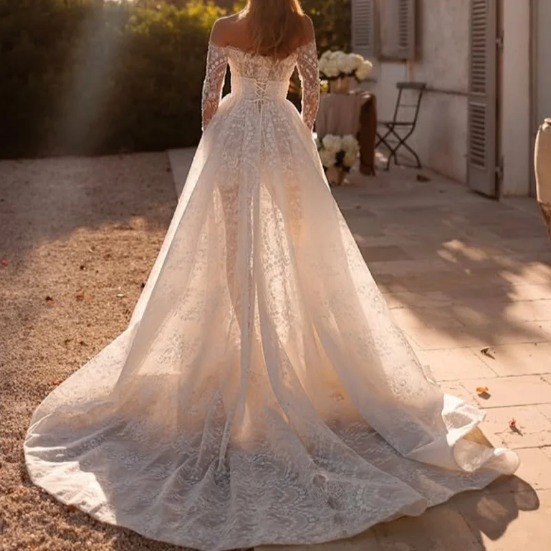 Błyszczące białe suknie ślubne z aplikacjami, odkryte ramiona, spódnica w kształcie litery A, brokatowe zdobienia, długie rękawy, suknie ślubne szyte na miarę.