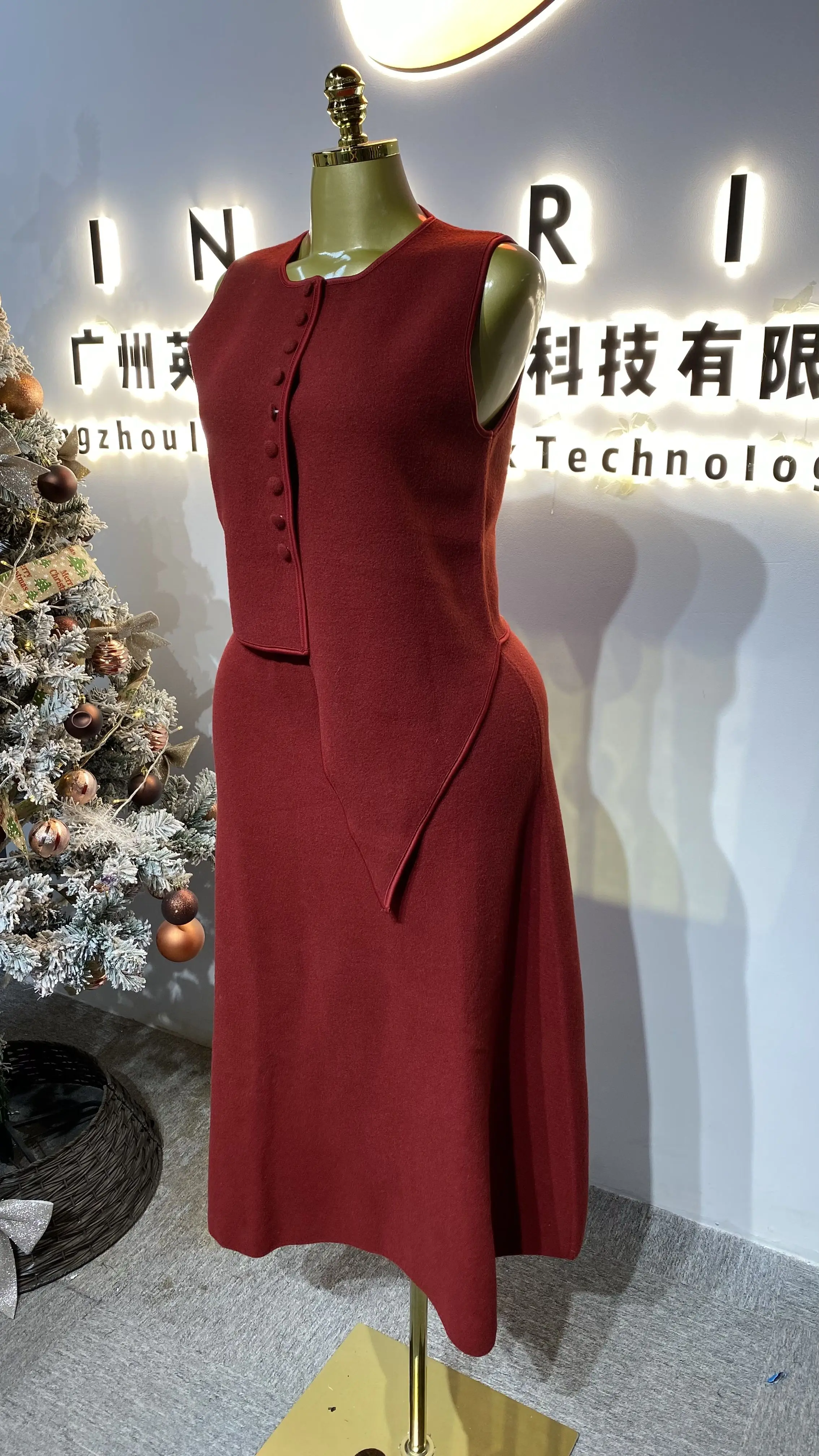 Set di maglione e gonna lavorati a maglia di fascia alta alla moda di nuovo stile autunnale all'ingrosso premium per donne eleganti.-GZXX267