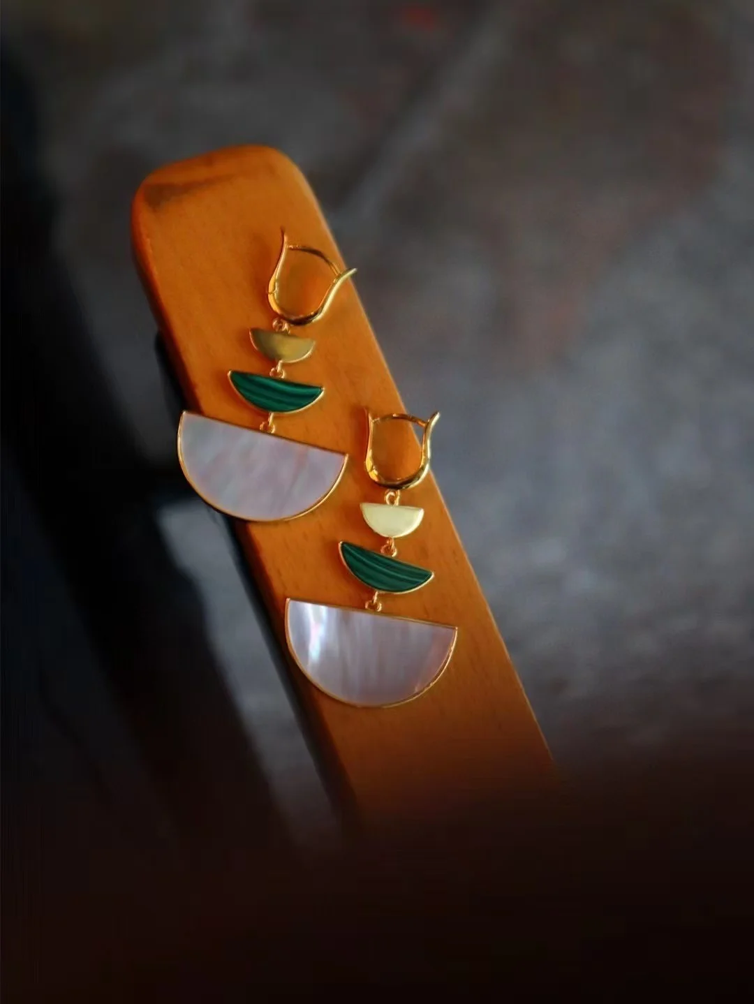 

Винтажные серьги из серебра 925, натуральный малахит, белая ракушка, геометрические серьги-капли для ушей, висячие серьги в форме арки, настоящий драгоценный камень, веерообразная форма, женские ювелирные изделия