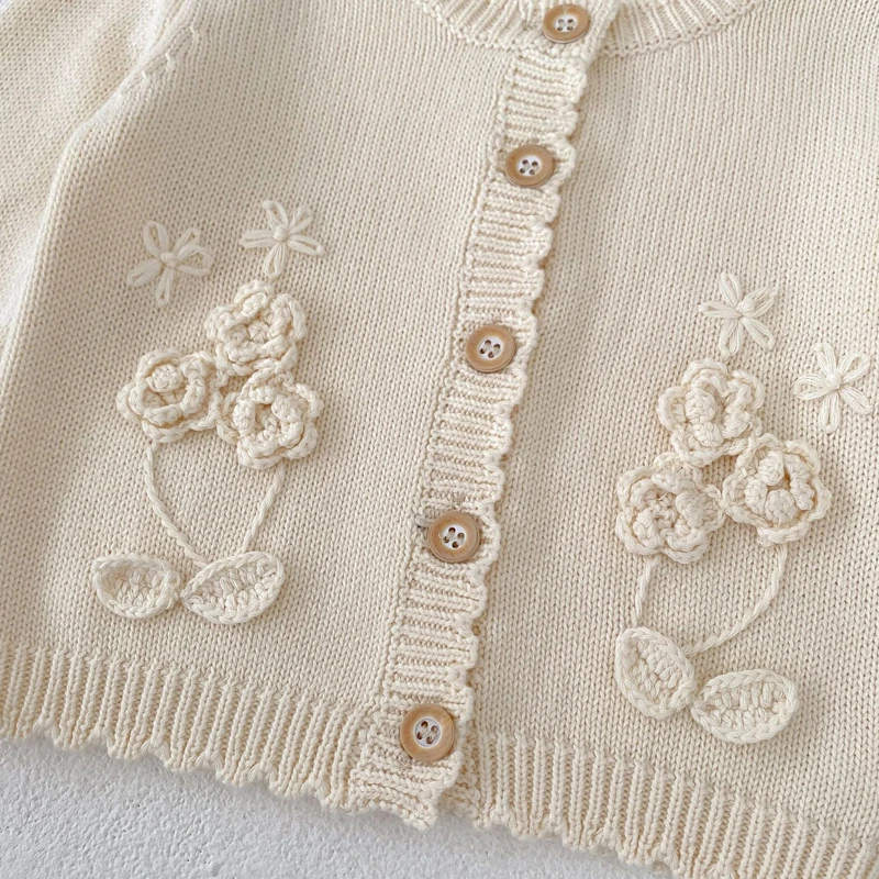 Autumn new baby clothing, 0-3 year old girls, hand hook three-dimensional flower sweater knitted cardigan jacket