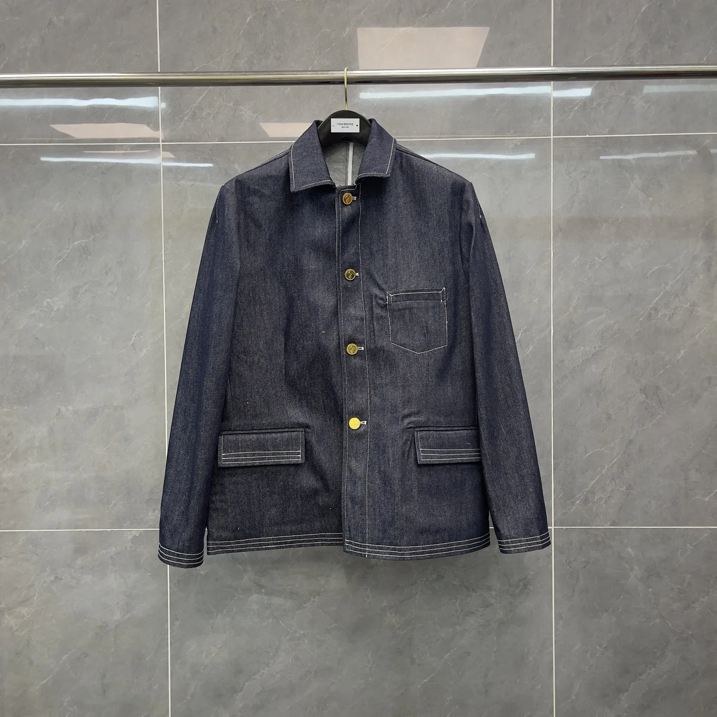 

Мужская джинсовая куртка премиум-класса с длинными рукавами, множеством карманов и золотистым воротником-стойкой, осень 2024