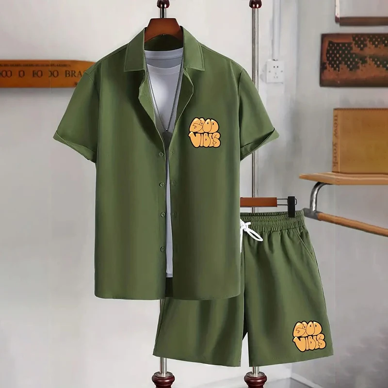 2026 Neues Sommer-Herren-Urlaubsset: Monogramm-Print, einfarbiges Hemd, Kurzarm-Shorts, 2-teiliges, lockeres Herren-Freizeitset