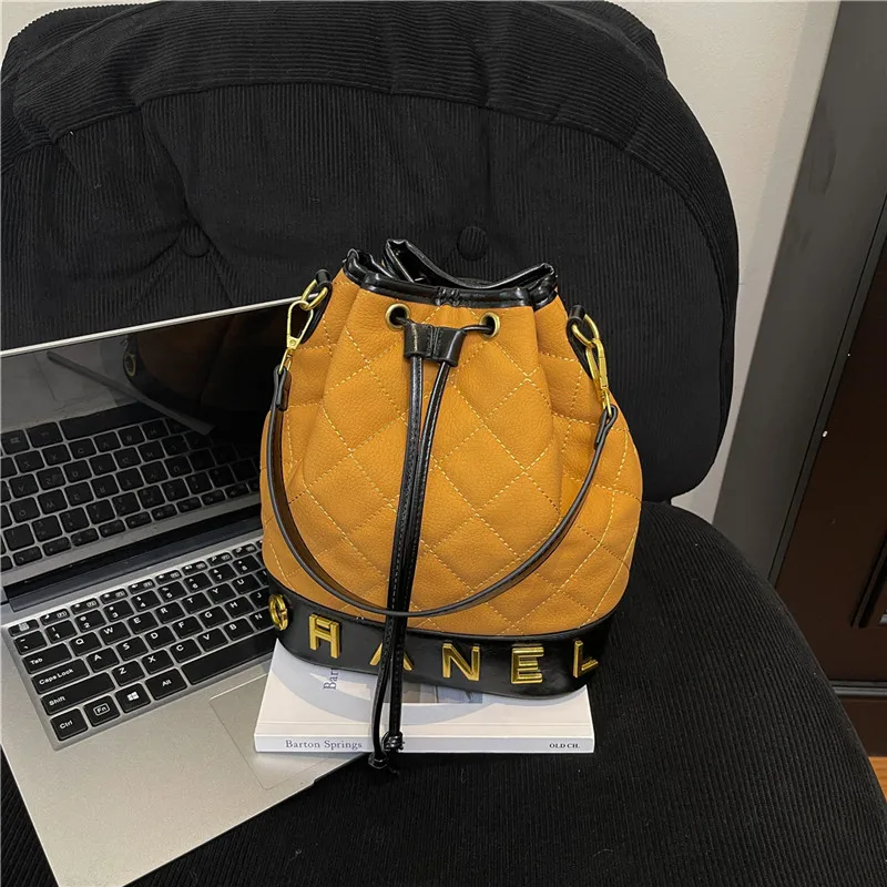 حقيبة هوبو جلد نباتية مبطنة حديثة تصميم مترهل متطور للعمل في عطلة نهاية الأسبوع حمل أنيق ومتعدد الاستخدامات #3