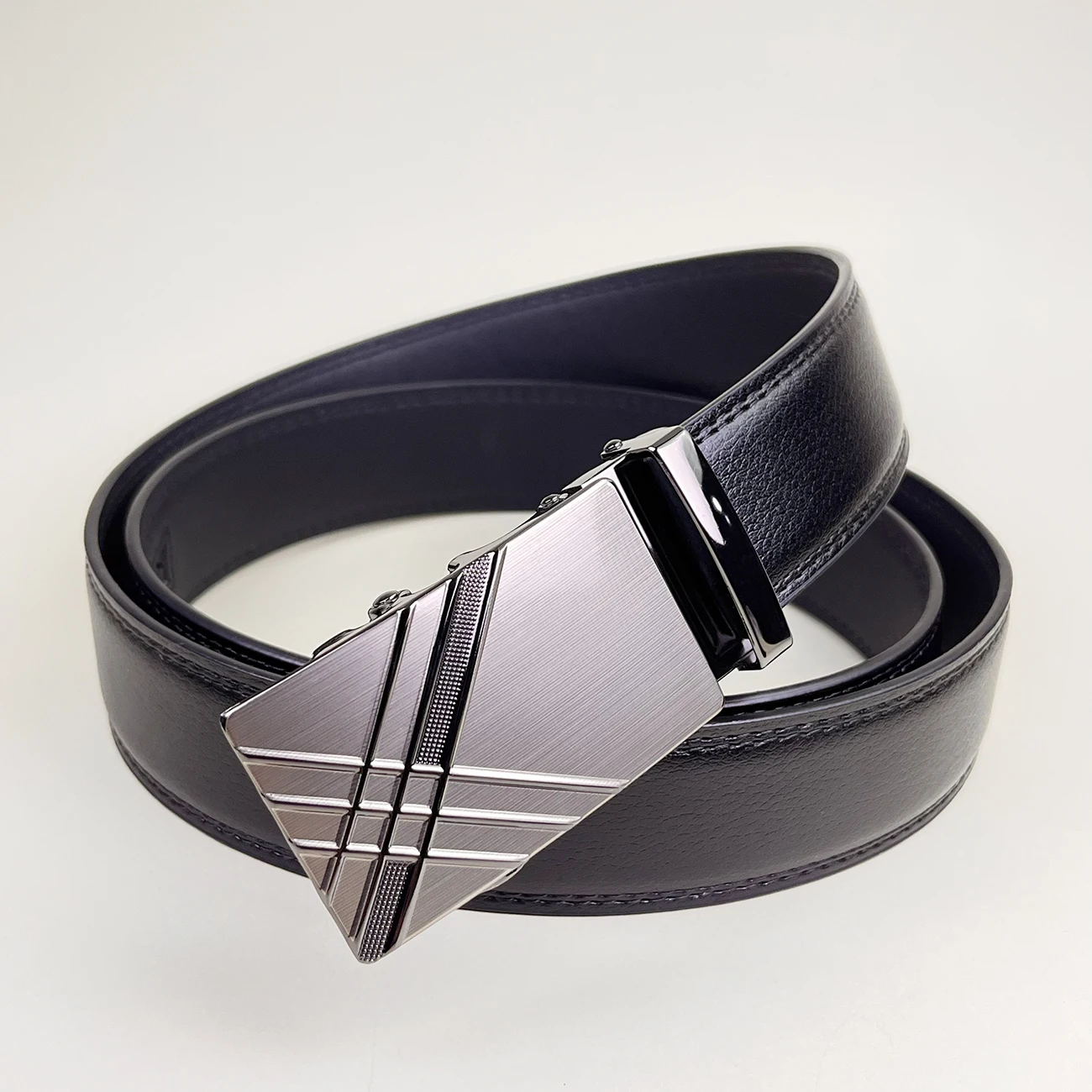 نحت تصميم الرجال حزام جلد العلامة التجارية الفاخرة مصمم الخصر بنطلون أحزمة الذكور الجينز التلقائي مشبك هدية للرجال أسود أبيض