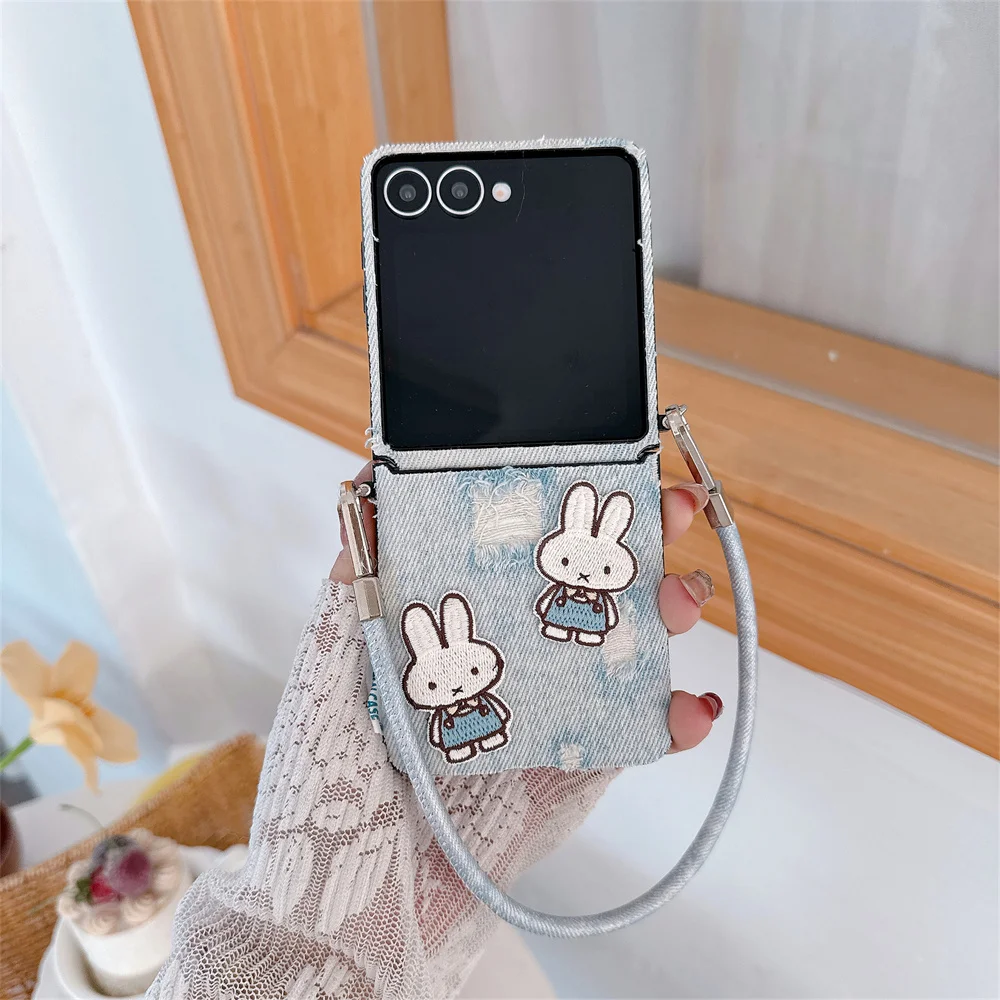 

Корейский INS модный джинсовый чехол с вышивкой в виде кролика и ручным ремешком для Samsung Galaxy Z Flip7 7FE Flip6 5 flip5 6 Cover