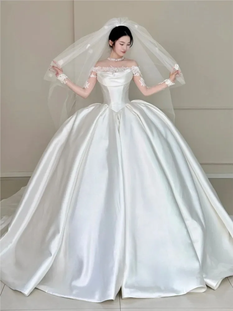 

A new satin dress with figure and big tail for going out