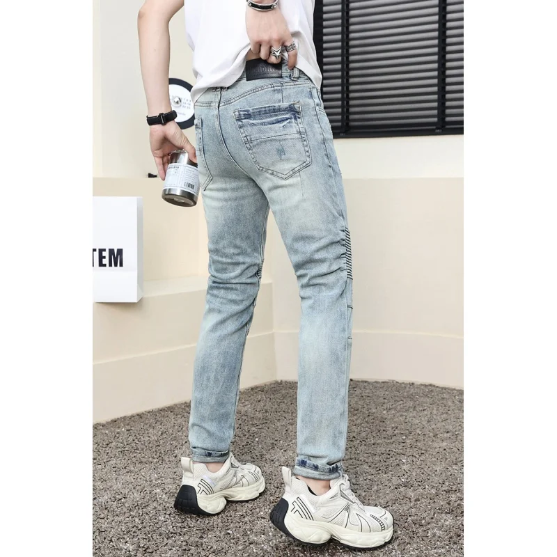 Jeans da moto da uomo retrò azzurro moda abbigliamento da uomo Street Cool pieghettato Slim Fit Patchwork pantaloni nastrati