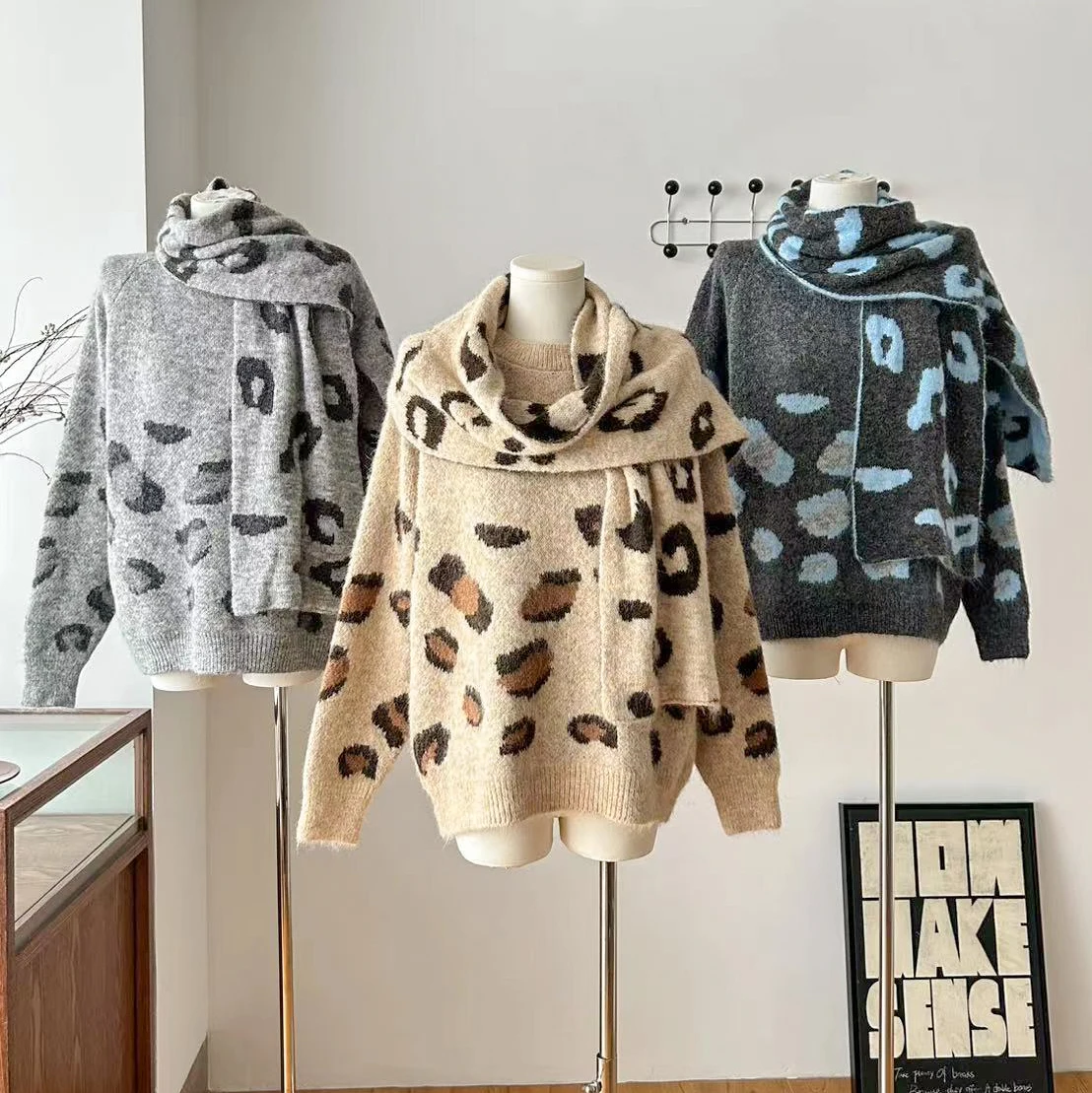 

Women's Autumn Winter Streetwear O Neck Long Sleeve Leopard Sweater With Scarf Lady Casual Pullover Animal Print Jumper Top