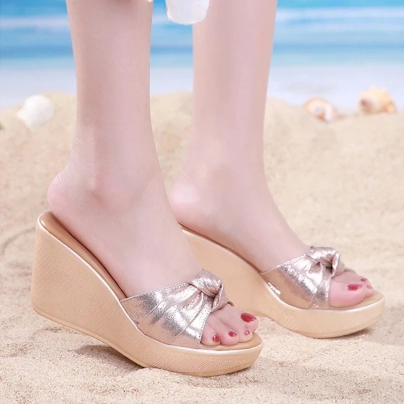 

2022, размеры 32–43, тапочки на танкетке с открытой головкой, женские свадебные туфли, летние шлепанцы на высоком каблуке золотого цвета, женские пляжные тапочки