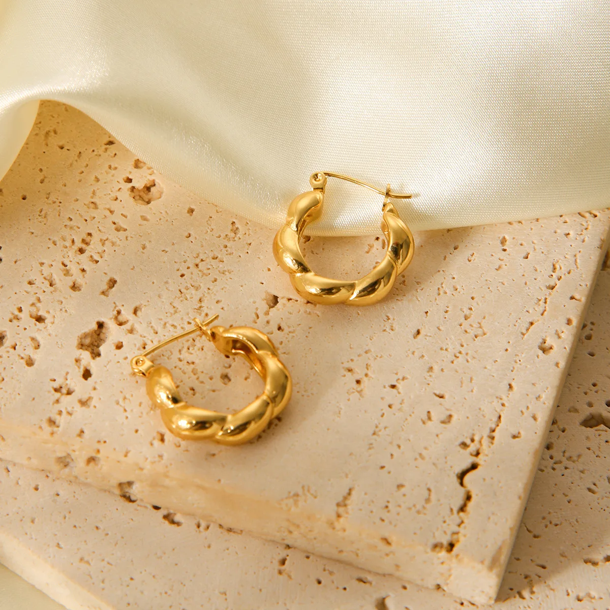 

Stainless steel threaded twist earrings for women, light luxury versatile titanium steel ear jewelry with a premium look
