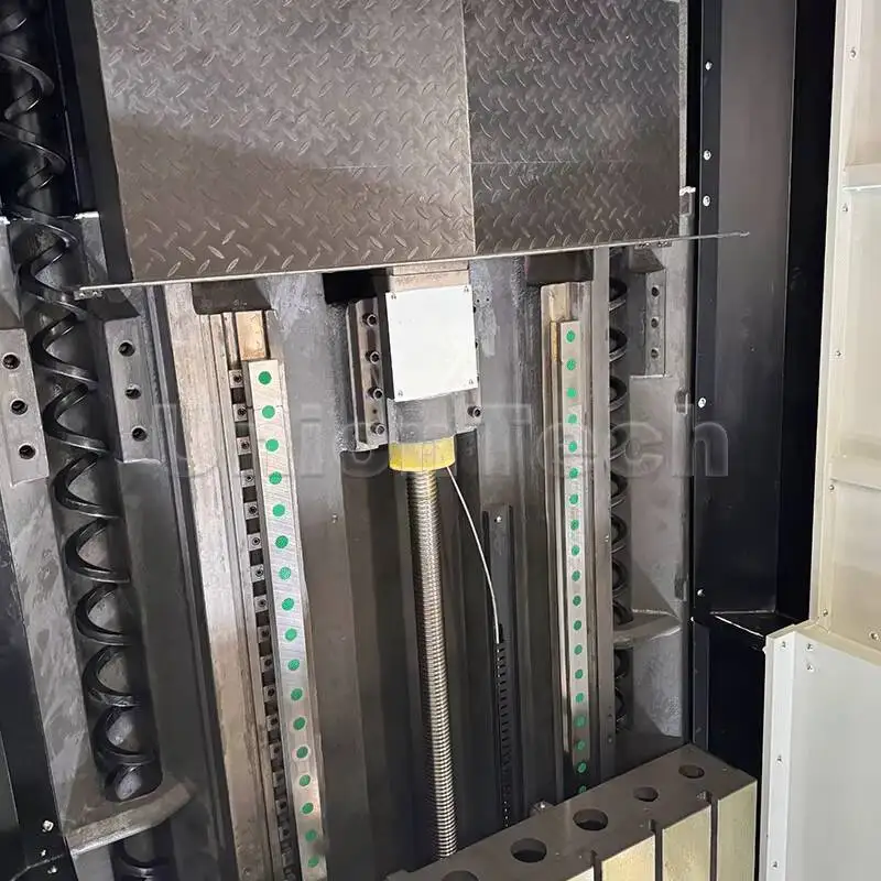 GMC 2016 حالة عمودية جديدة Bt50 FANUC نظام تحكم متعدد باستخدام الحاسب الآلي-Knd Mitsubishi GSK Gantry Hining Center
