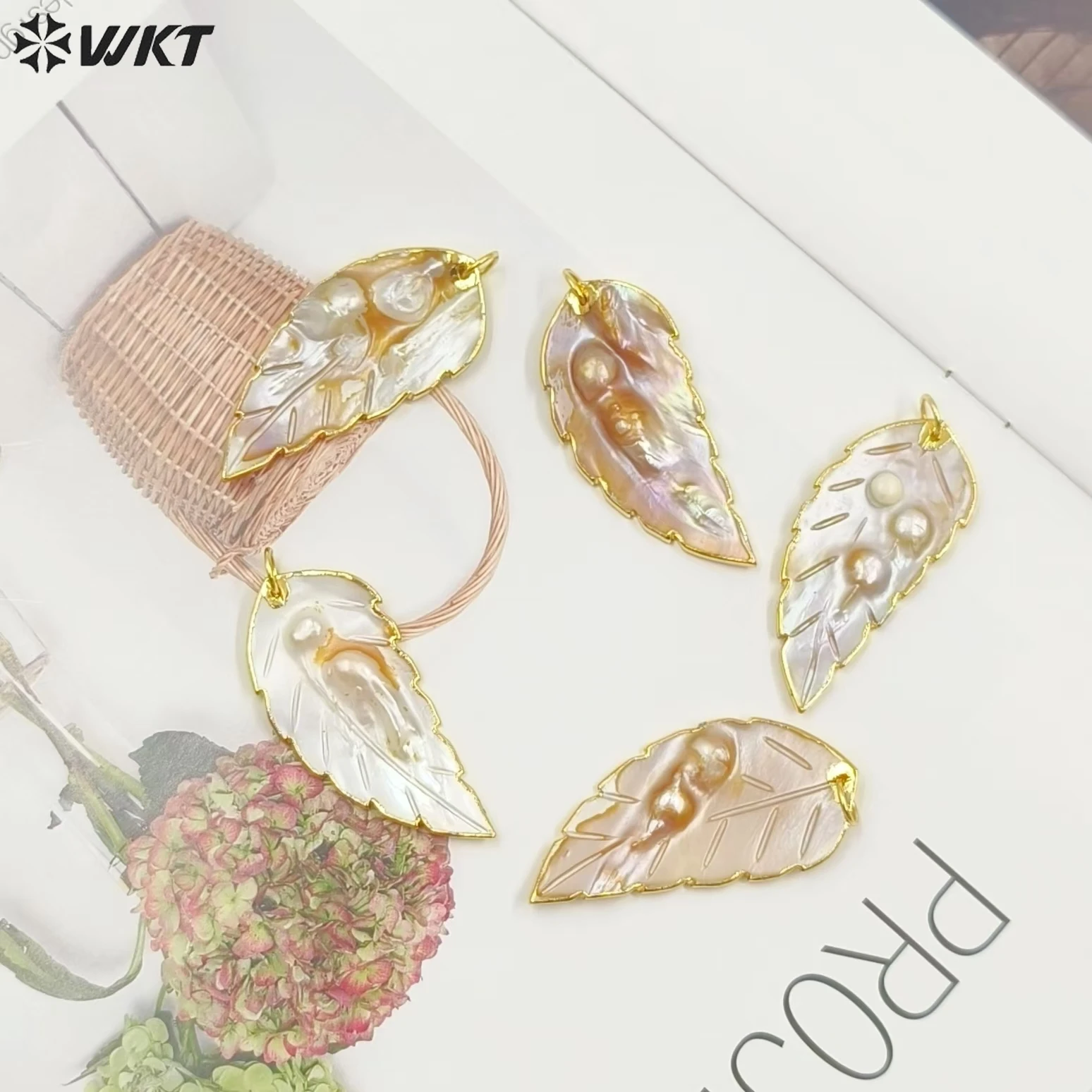 WT-JP074 Unique Design Natural Sea Shell In Leaf Shape With Random Size Pearls Pendant Dainty Crave With Gold Bezel For Necklace