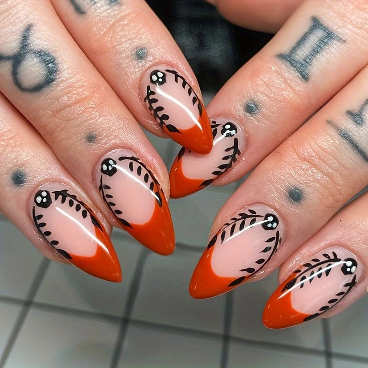 24 Pcs Glossy Almond Orange Skeleton Leaves Short Press On Nails French Black Flames Fake Nails Reusable Wearing False Nails