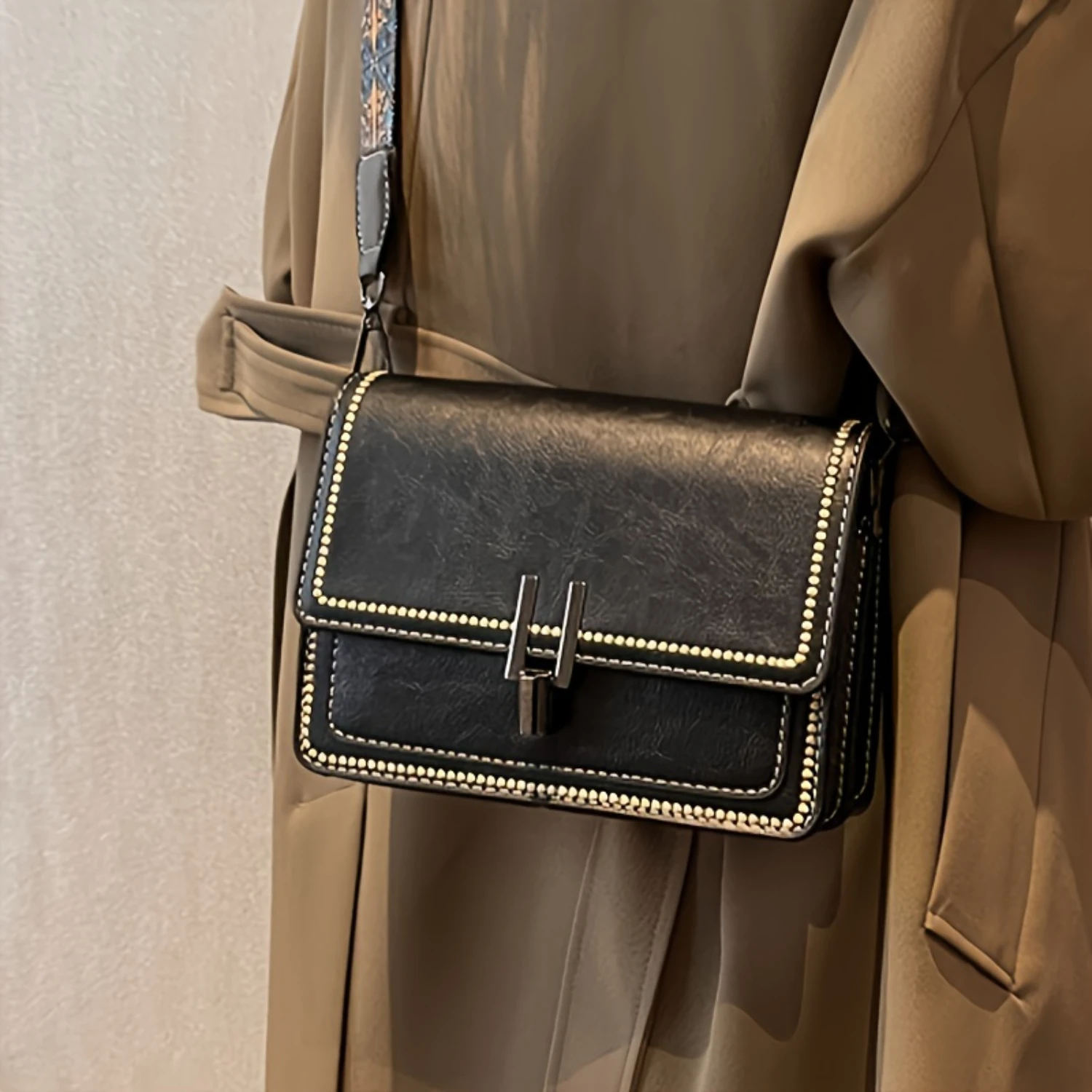 

2025 New European and American Retro Contrast Color One-Shoulder Crossbody Small Square Bag Fashionable Broadband Shoulder Bag