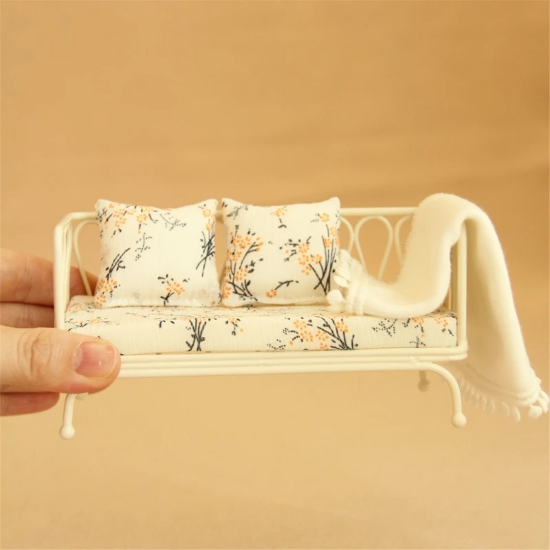 

Миниатюрный железный диван, комплект мебели для гостиной с ковриком на стол для украшения кукольного дома 1/12, детские ролевые