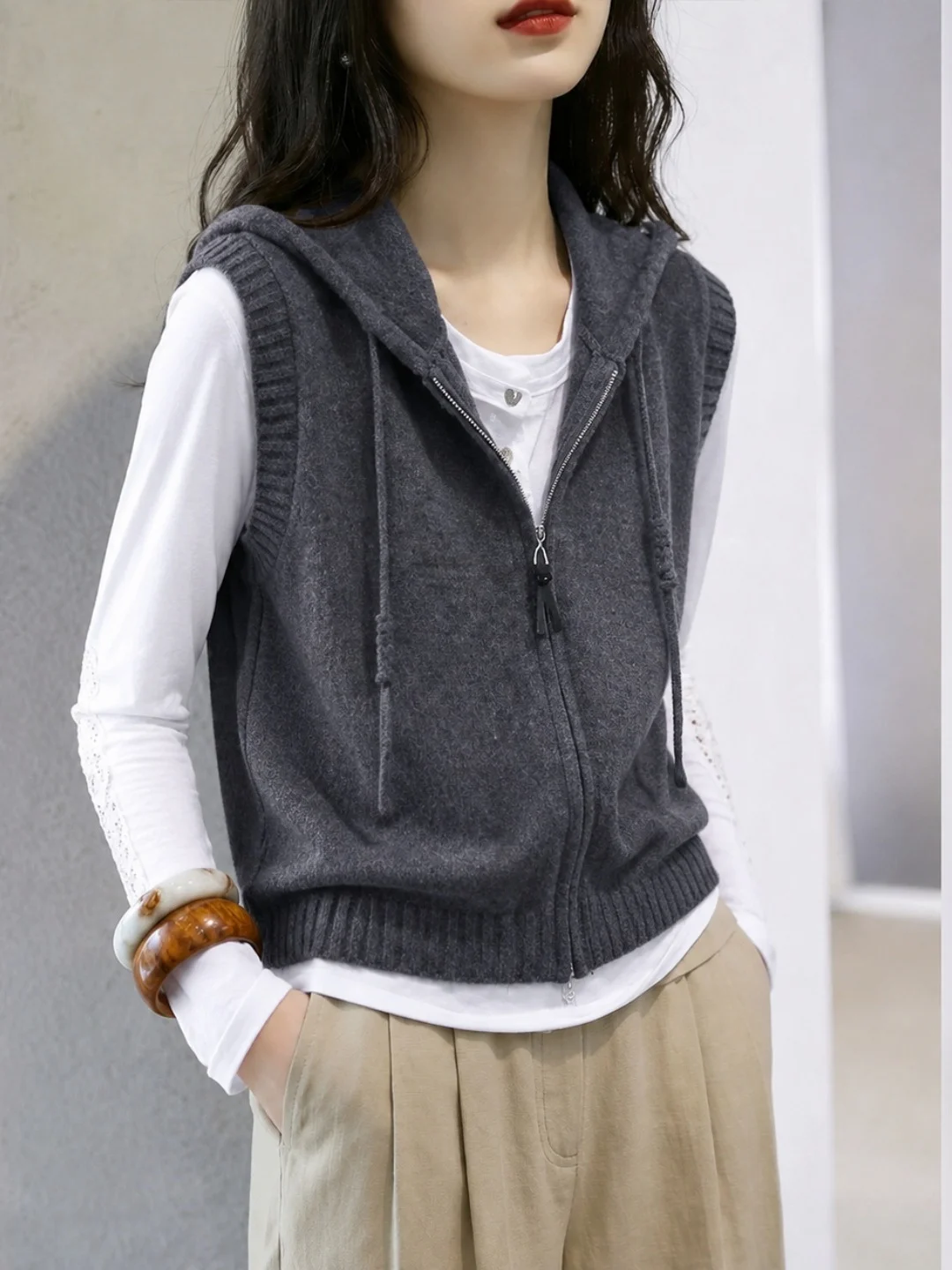 Versatile Knitted Hooded Vest 2026 Autumn New Design Commute Style Women's Fashion Small Shirt Casual Outerwear Zipper Closure
