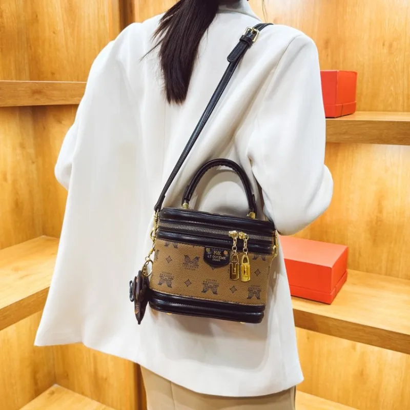 

Компактный женский клатч со съемным ремнем для универсальности Идеально подходит для вечерних прогулок, вечеринок, свадеб, повседневных встреч