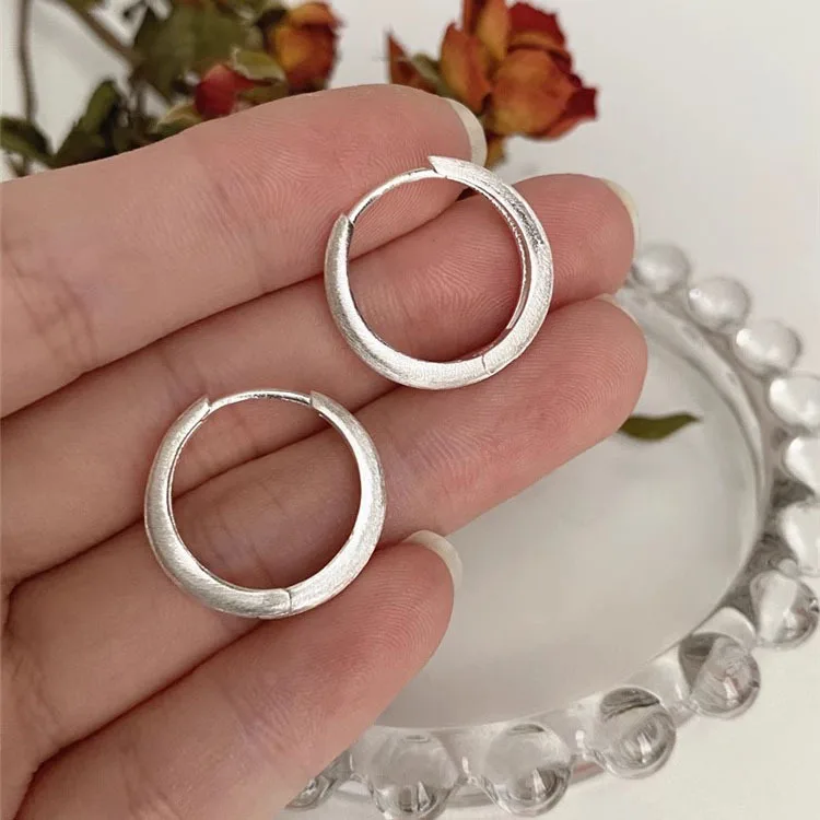 s925 sterling silver brushed brushed frosted earrings The new earrings have a niche design and a minimalist round earsnap
