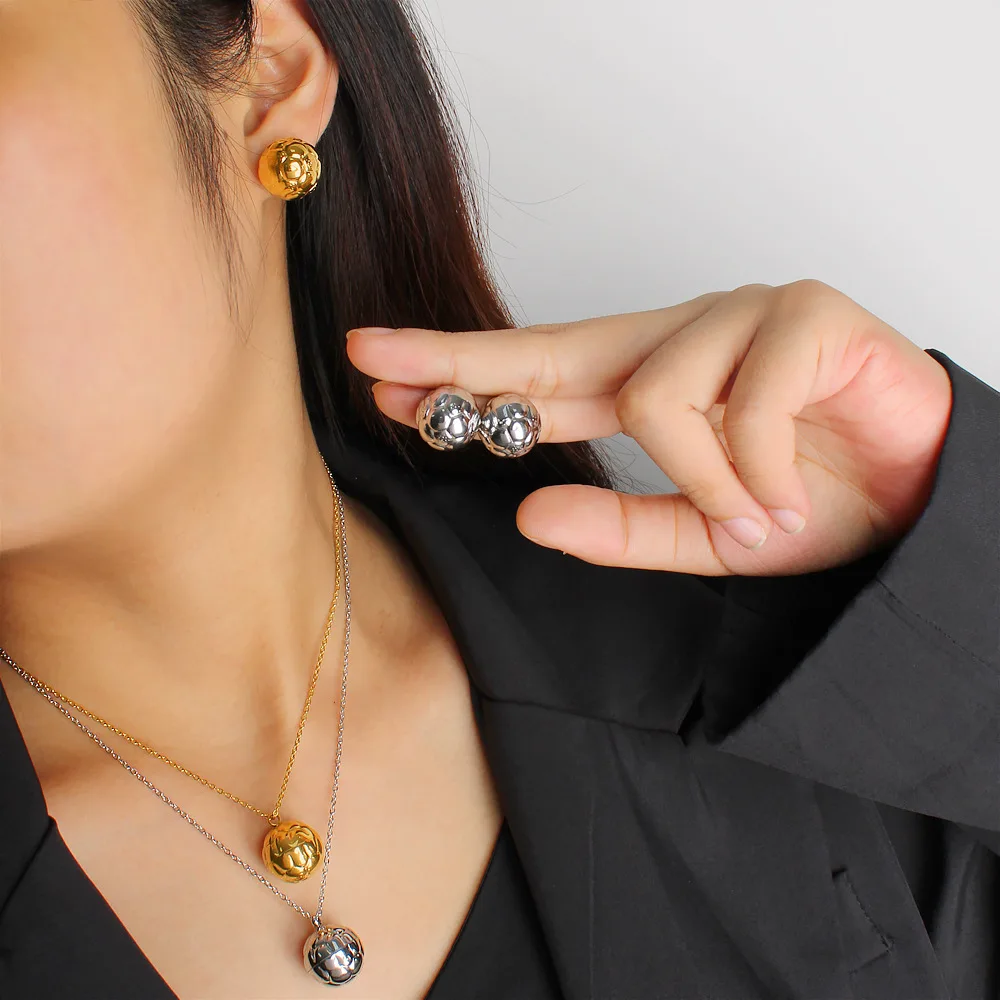 

Аксессуары для самостоятельного изготовления: осенне-зимний набор из текстурированных сережек-шариков и подвески-колье из нержавеющей стали, персонализированный модный комплект.