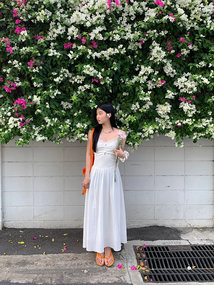 فستان طويل أبيض بدون حمالات للنساء صيف 2025 تصميم جديد بخصر مرتفع وتنورة على شكل حرف A من البوليستر والنايلون بدون أكمام للار...