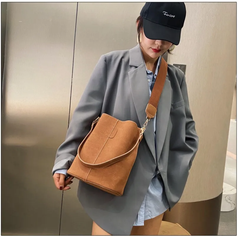 Torba typu Bucket ze skóry matowej dla kobiet zamszowa modna torba na ramię typu crossbody torebka o dużej pojemności Retro prosta codzienna torba listonoszka — zdjęcie 3