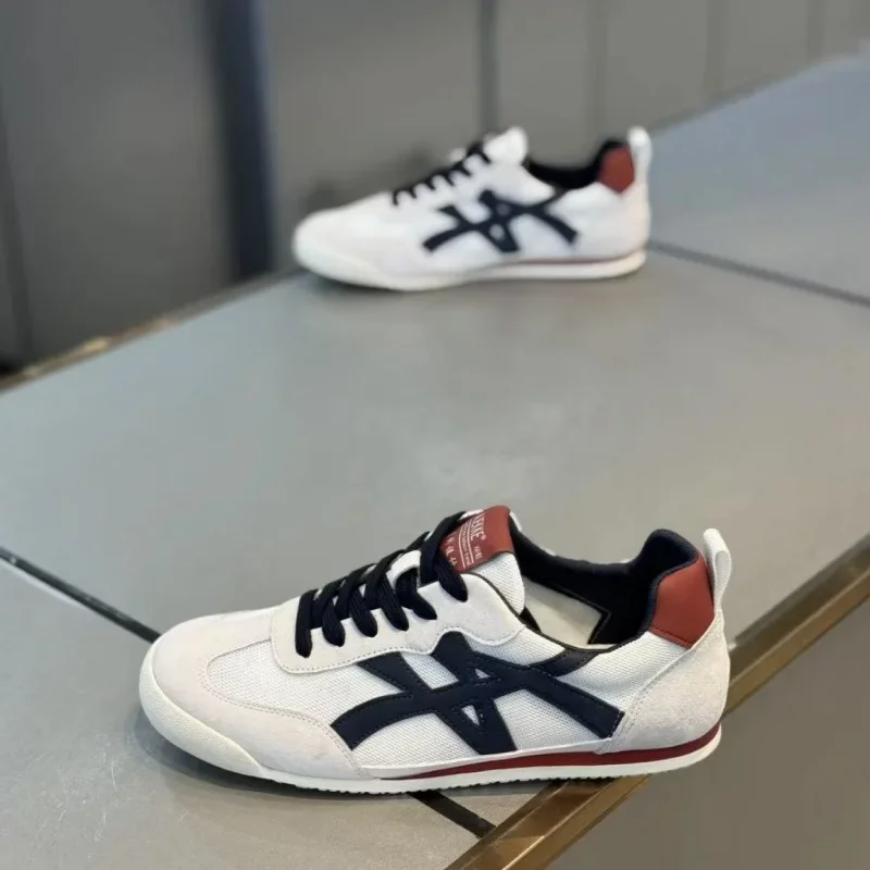 

Men's Classic Running Shoes Lace Up Soft Sole Walking Shoes Flat Bottom Sports Shoes Tennis Shoes Breathable Couple Casual Shoes