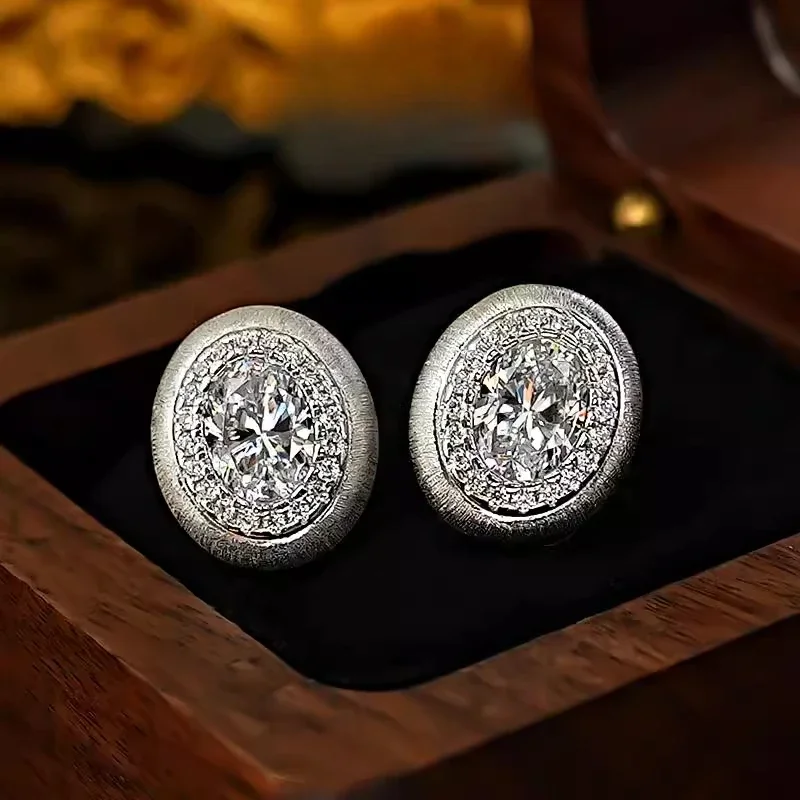 

New 925 silver ear nail with antique style metal brushed oval inlay, cultivating high carbon diamond temperament, niche and simp
