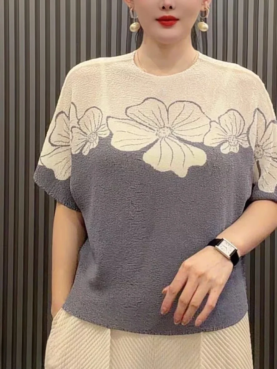 

Весна-Лето 2026: Новая женская футболка с круглым вырезом и коротким рукавом, с цветочным принтом, плиссированная, в повседневном стиле, свободного кроя, универсальный топ