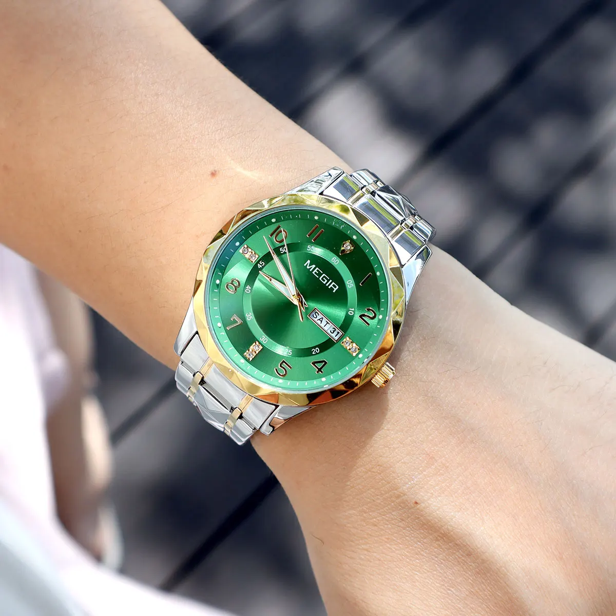 ساعة كوارتز رجالية أنيقة وبسيطة من MEGIR مع عرض تاريخ اليوم وحزام من الفولاذ المقاوم للصدأ وحافظة من خليط معدني للسيدات