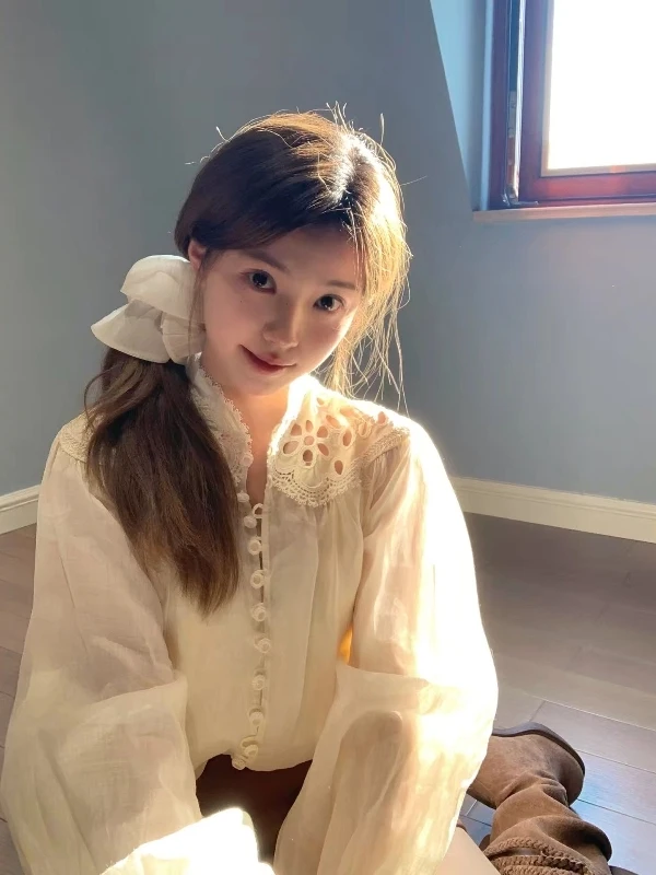 

Элегантный вязаный свитер с вышивкой, свободного кроя, с ажурными элементами, модная рубашка в нежном стиле, весенняя коллекция, женский свитер премиум-качества