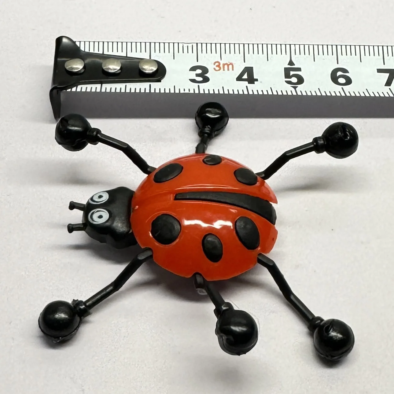 

Жарти, липкие сальторующие насекомые, божьи коровки, детские маленькие игрушки, забавные игрушки на День дурака и Хэллоуин.