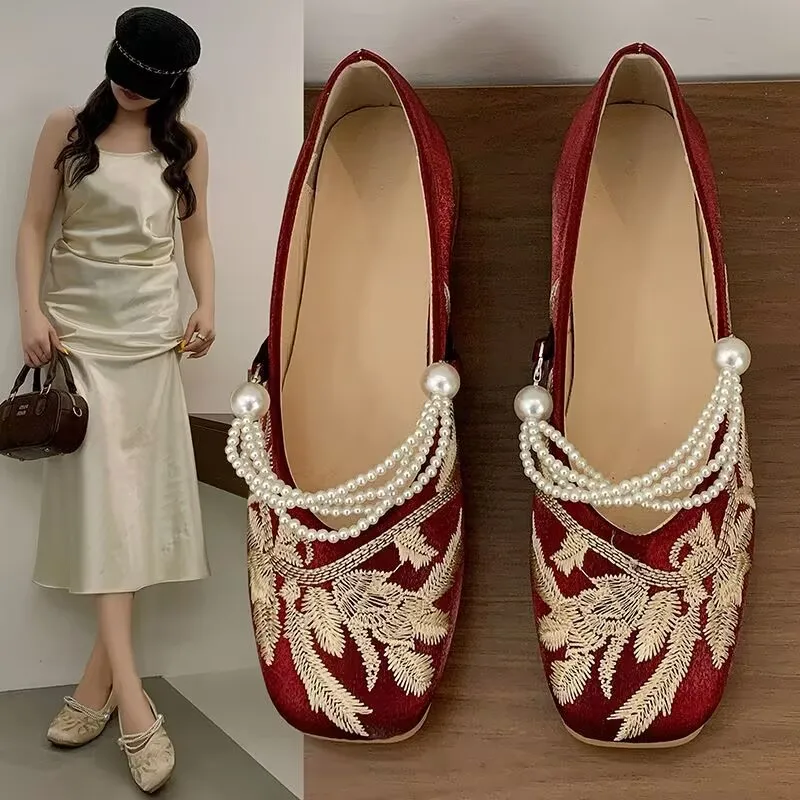 

2025 Women Chinese Style Embroidered Shoes Spring Autumn Female Soft Bottom Breathable Cloth Shoes Retro Beading Hanfu Shoes