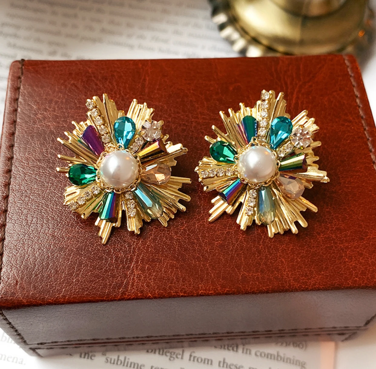 Hot-selling temperament earrings, luxurious flower earrings, high-end feeling, fashionable retro earrings for women
