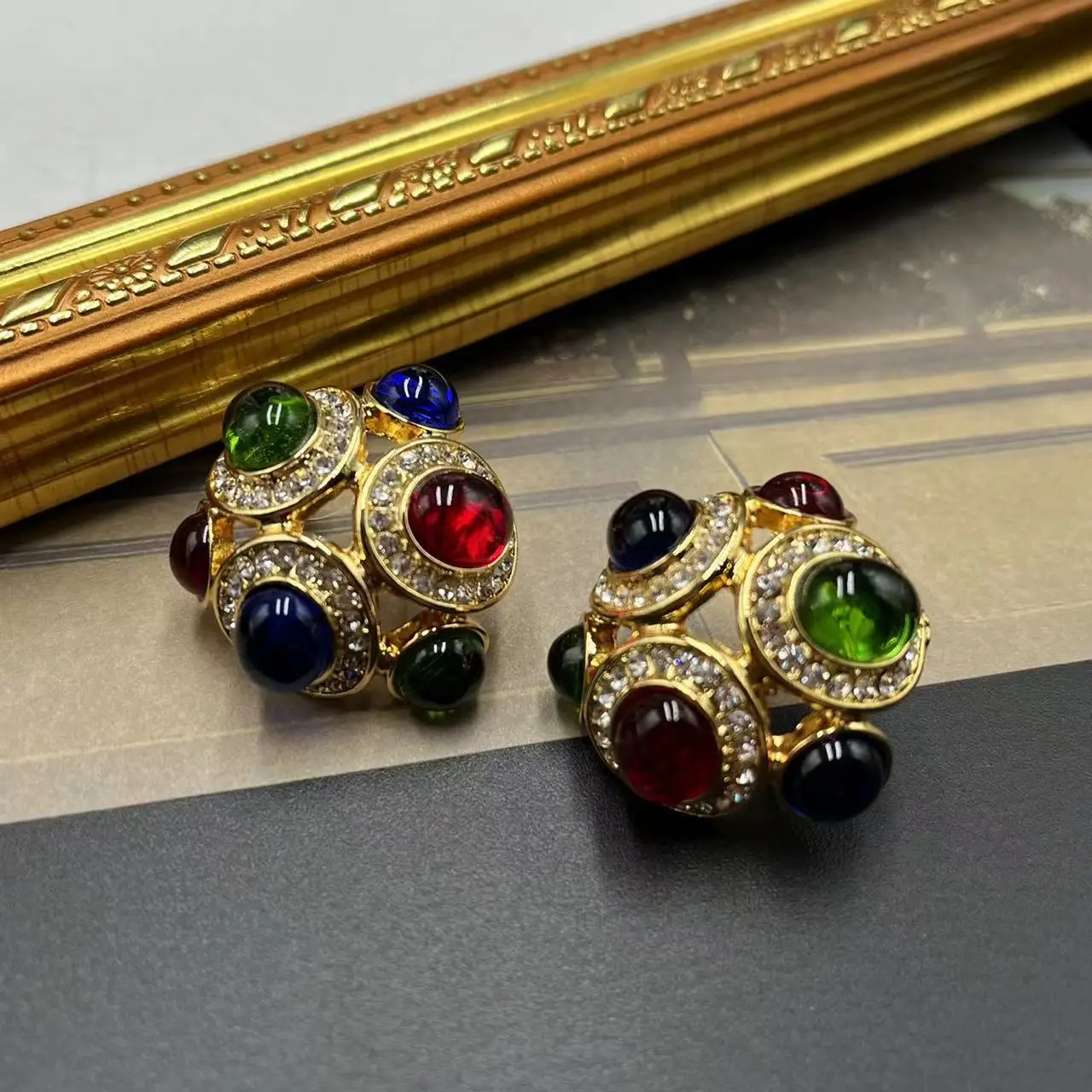 Qingdao Zhonggu Vintage Glass Gold-Plated Alloy Fresh Cutout Sweet Colorful French Minority Female Stud Earrings