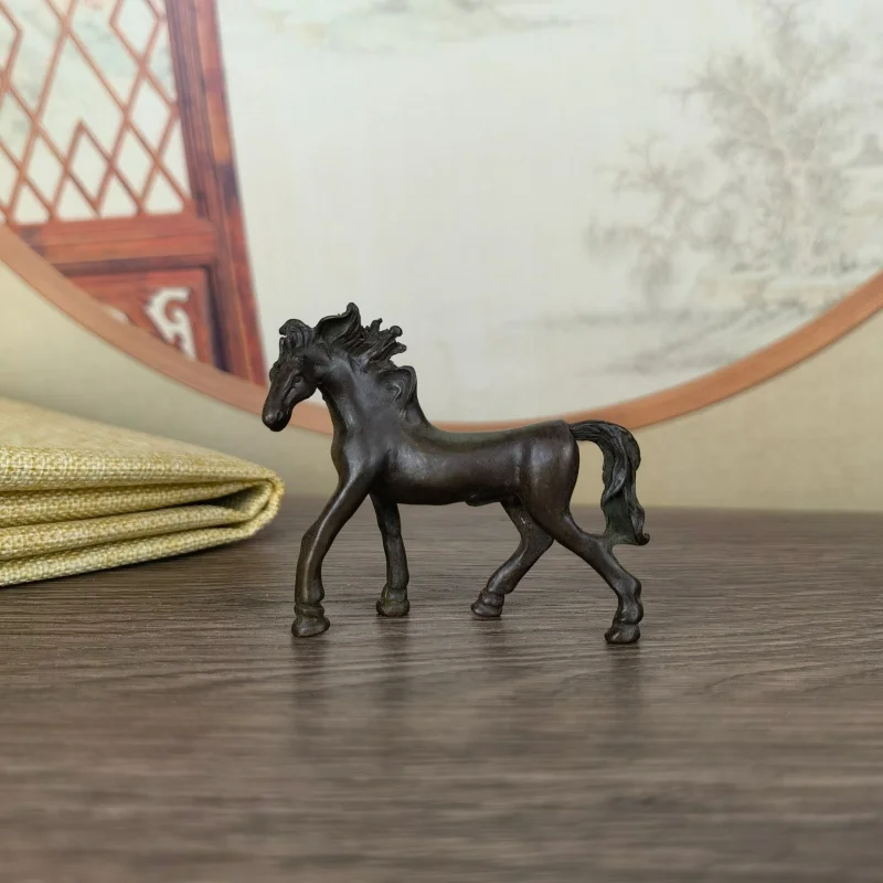 , small standing horse ornaments, miscellaneous antique collectibles, decorative items, tea pets, study desk gi