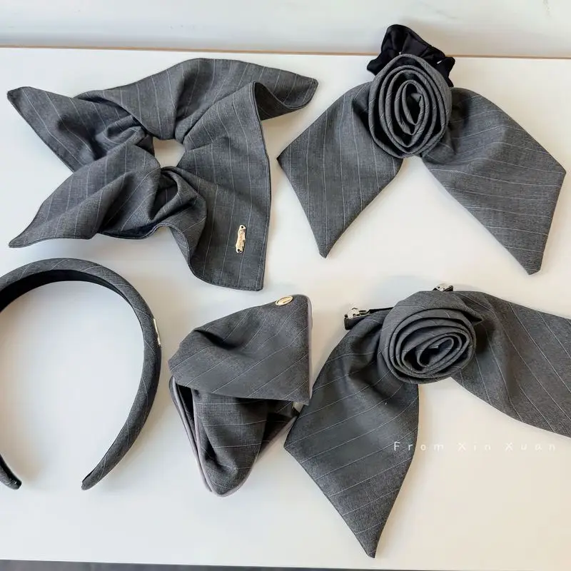 

1pc Korean-style light gray striped fabric triangle hair clip with elegant rose spring design for braiding and updo