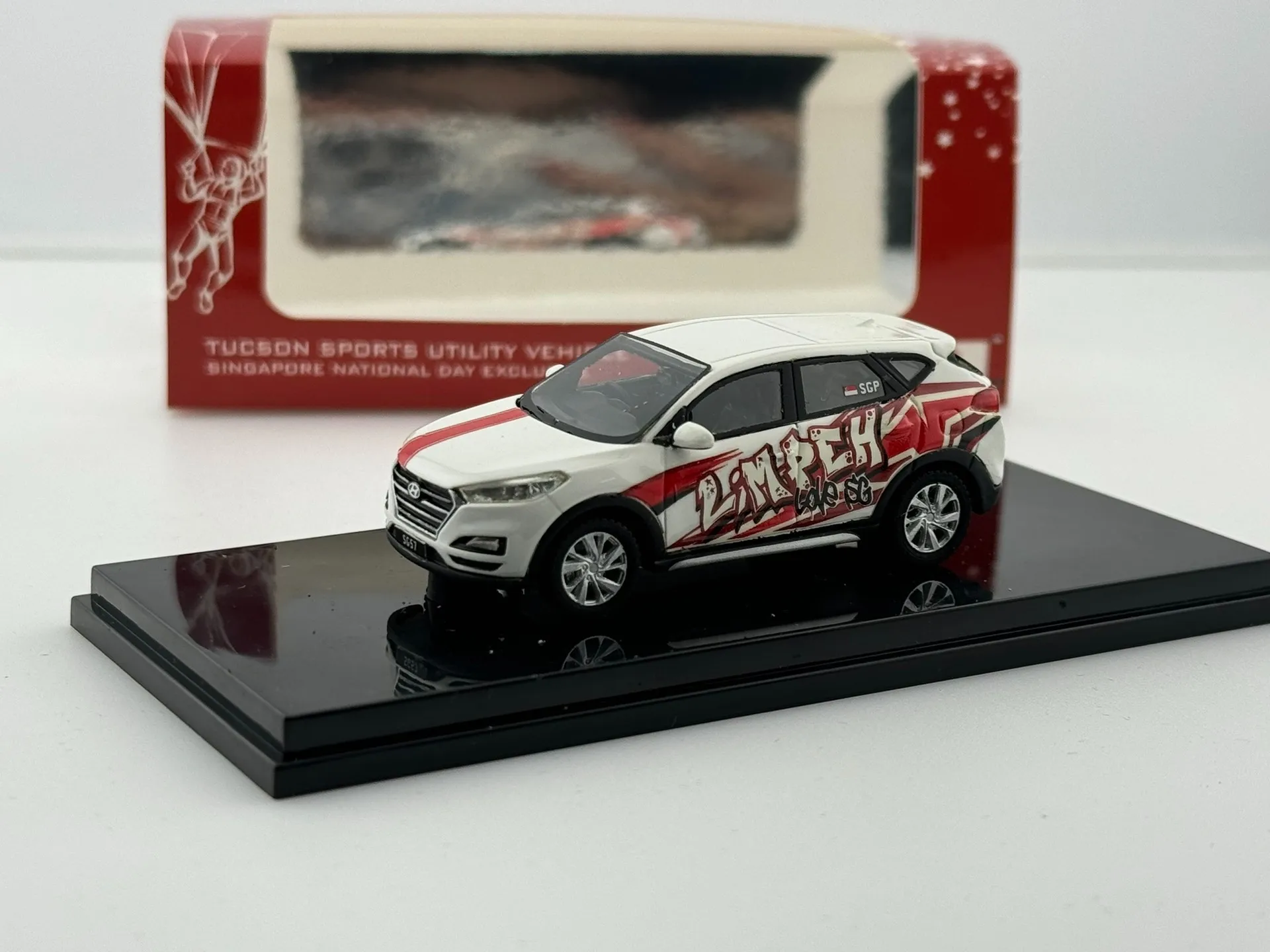 Moulé sous pression MC 1/64 échelle singapour fête nationale spécial sport utilitaire voiture résine modèle de voiture jouet à collectionner cadeau Souvenir affichage