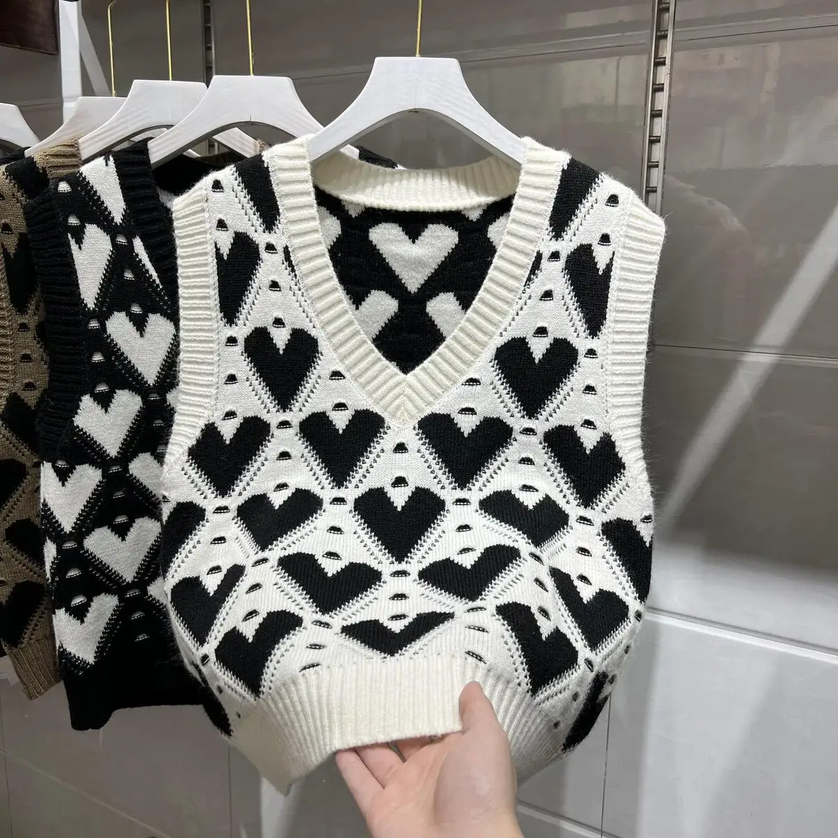 

Loose Knitted Sweater Vest Women's V-Ne Color Blo Svel Heart Patterned Outerwear Top Korean Sle Commute Faion