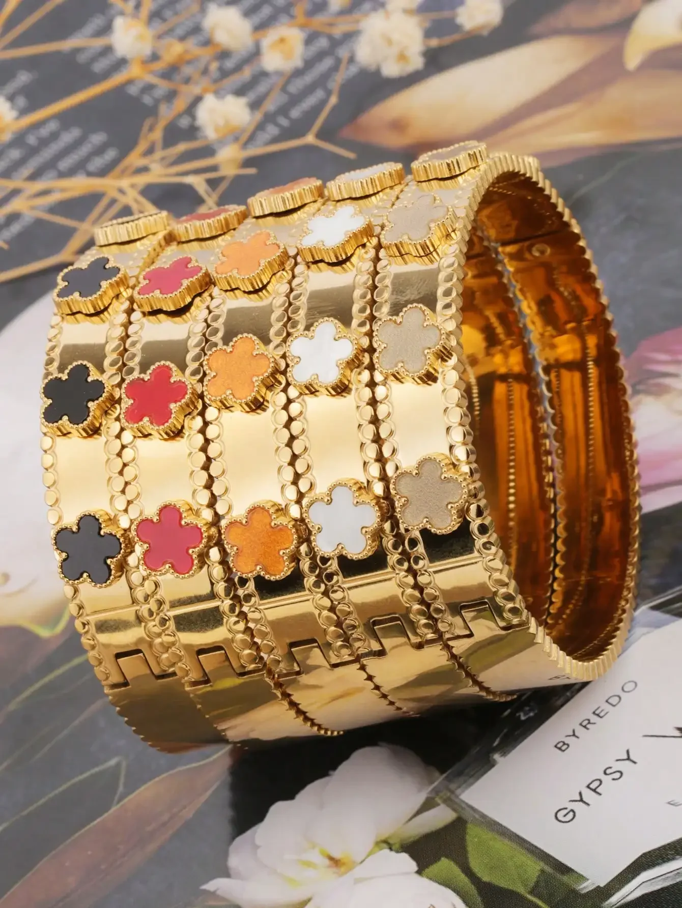 

1pc 18K Gold-Plated Stainless Steel Clover Flower Cuff Bracelet, Unique Design, Fashionable & Versatile, Suitable For Women