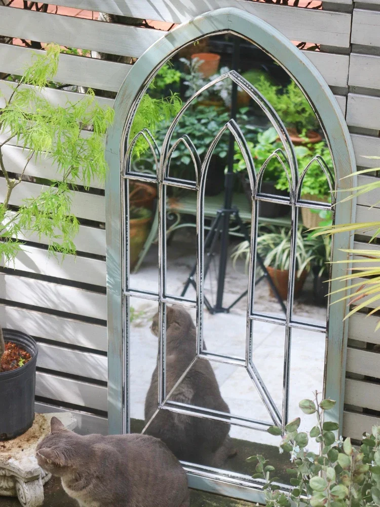 가짜 창 벽 교수형 안뜰 정원 배경 벽 단단한 나무와 두꺼워