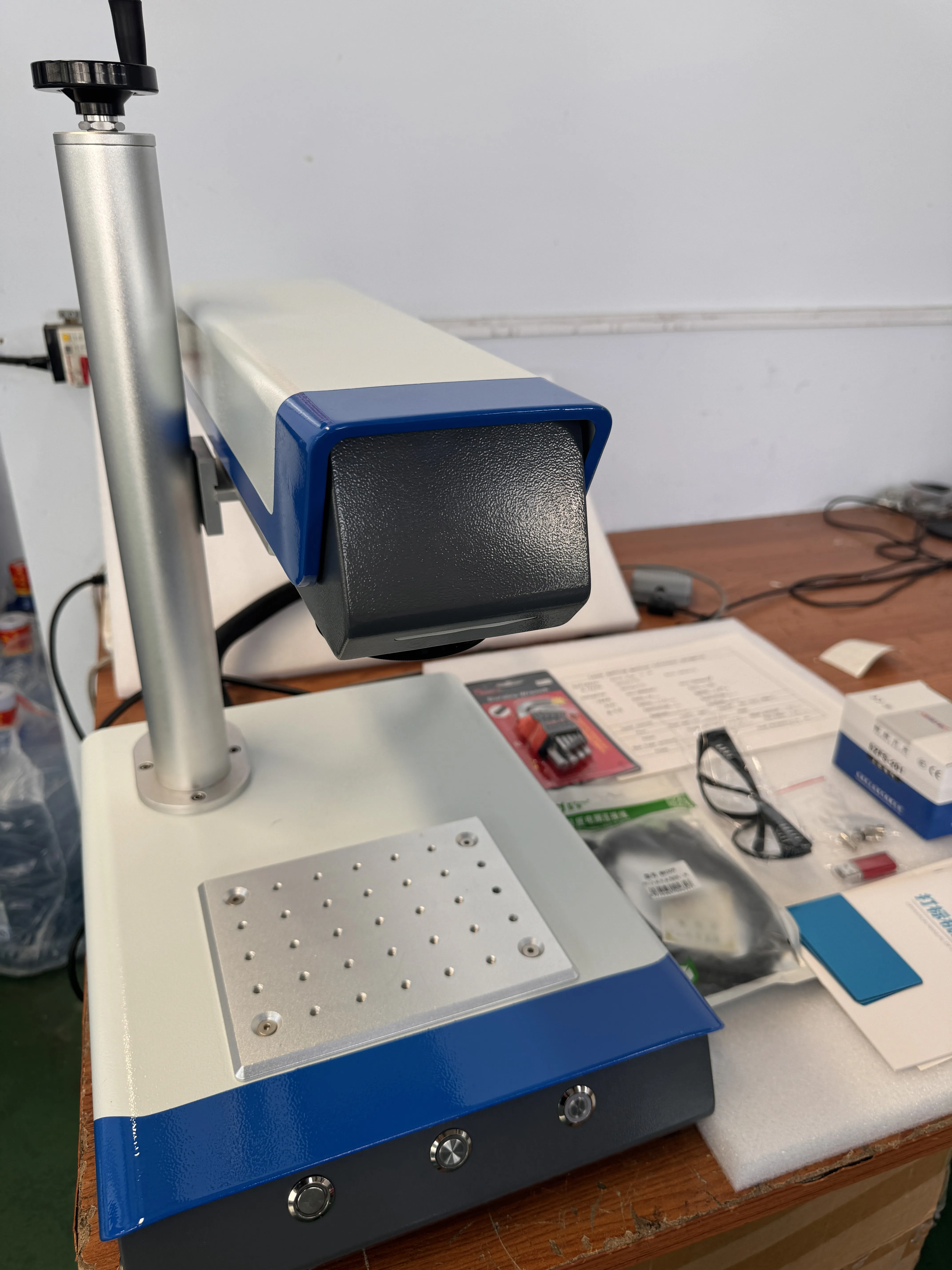 

Соединенный оптоволоконный лазер для мобильных телефонов и компьютеров 50 Вт 2 в 1 30 Вт Ювелирные изделия из металла 5 Вт УФ-лазерная маркировочная машина с воздушным охлаждением для Galss