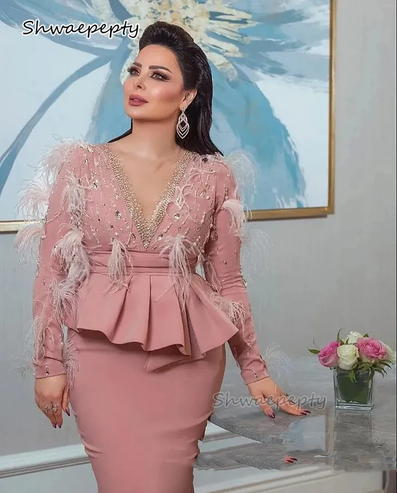 Perlenbesetztes rosa Meerjungfrau-Abschlussballkleid mit Federn, langen Ärmeln, transparent, V-Ausschnitt, modisch, arabische Frauen, formelles Partykleid 2025, individuell gestaltet