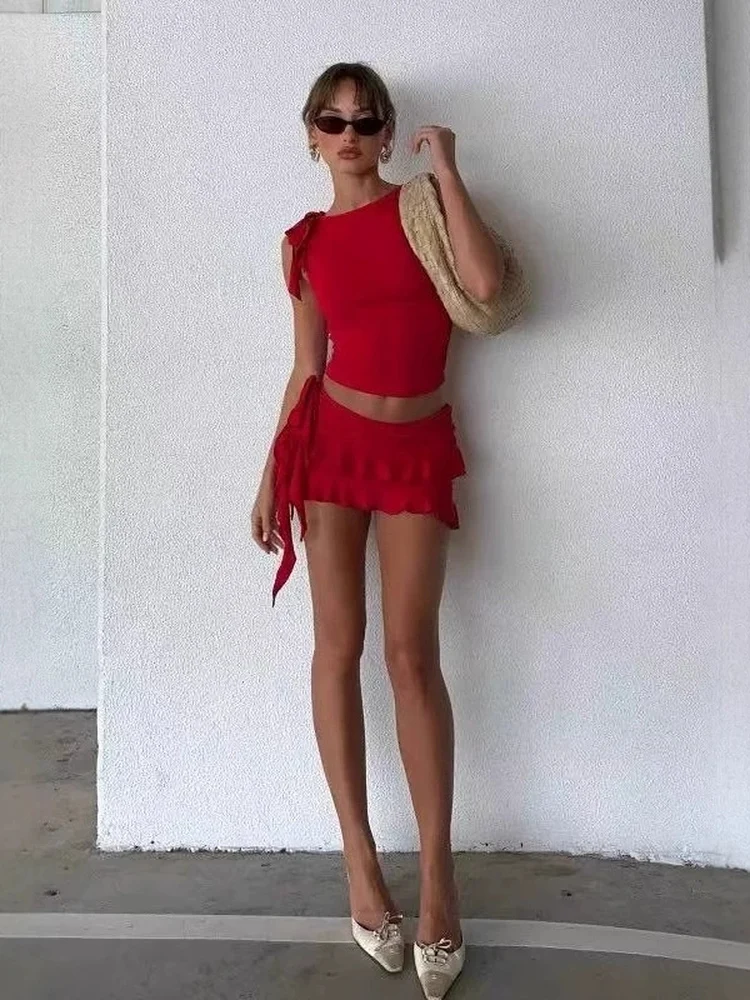 

Комплект Lion Spicy Girl: укороченный топ с круглым вырезом и облегающая юбка с низкой талией, с цветочным узором по бокам, однотонный