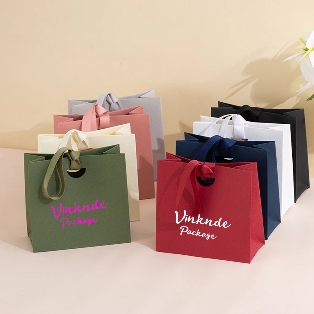 

Custom LOGO Luxury Jewelry Paper Handbag Durable Lychee Pattern Paper Ribbon Accessory Necklace Ring Perfume Gift Packaging Bag