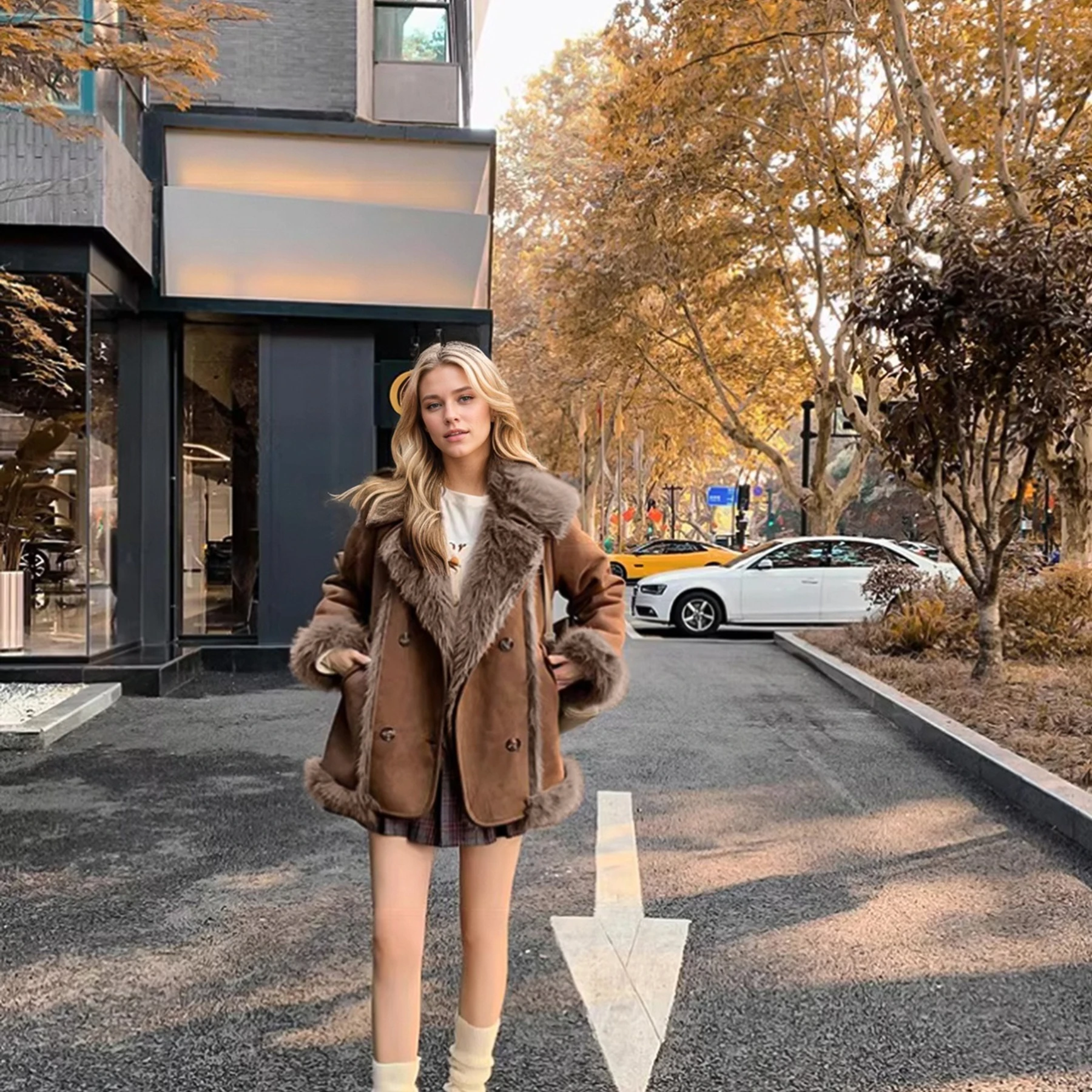 ブラウンの襟付きフェイクファーのジャケット、レザーとファーのゆったりとしたプラッシュコート、スタイリッシュなボタン付きレディースファーリージャケット、冬用暖かいふわふわのアウターウェア