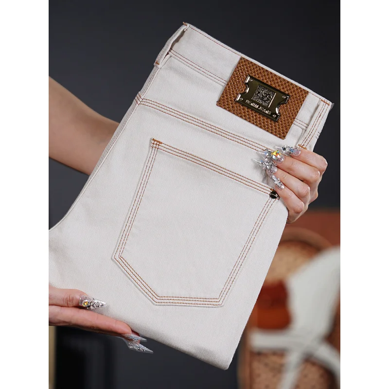 جينز فاخر خفيف لعام 2025 للرجال موضة بيضاء للربيع/الصيف رفيع غير رسمي مرن للتخسيس سروال صغير للقدم