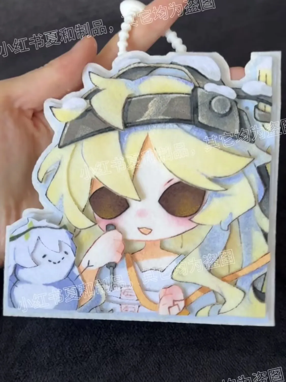 "Identity V" 주변의 "The Sculptor" 부직포 펜던트의 귀여운 수제 열쇠고리 포장